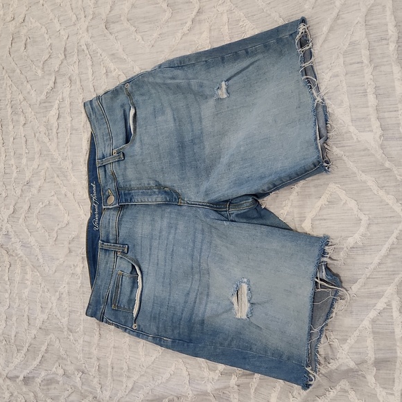 Light wash, distressed mid rise Universal Threads bermuda shorts size 14! - Picture 1 of 10
